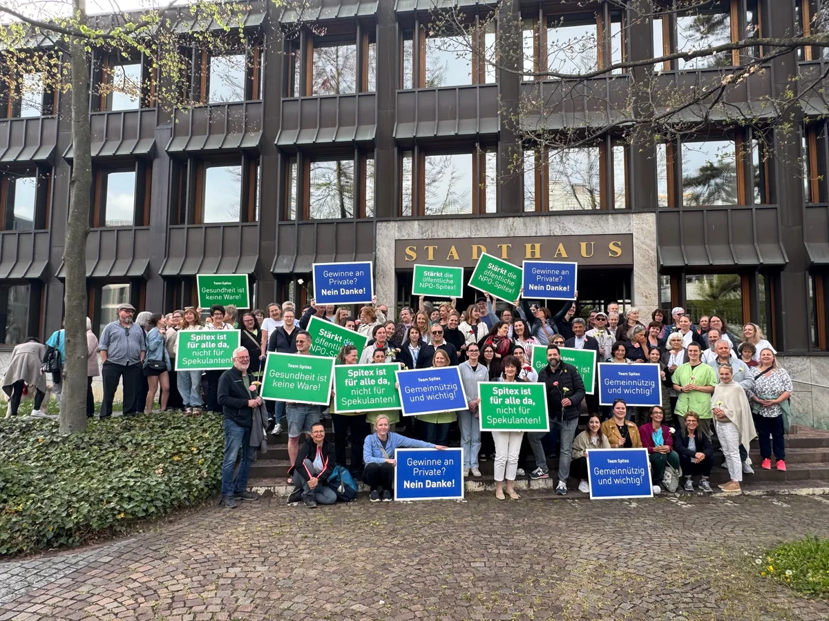 Vor der Parlamentssitzung im April gab es eine Demonstration gegen die mögliche Ausschreibung der Spitex-Leistungen in Wetzikon. Man sieht Personen mit Demo-Schildern vor dem Wetziker Stadthaus.